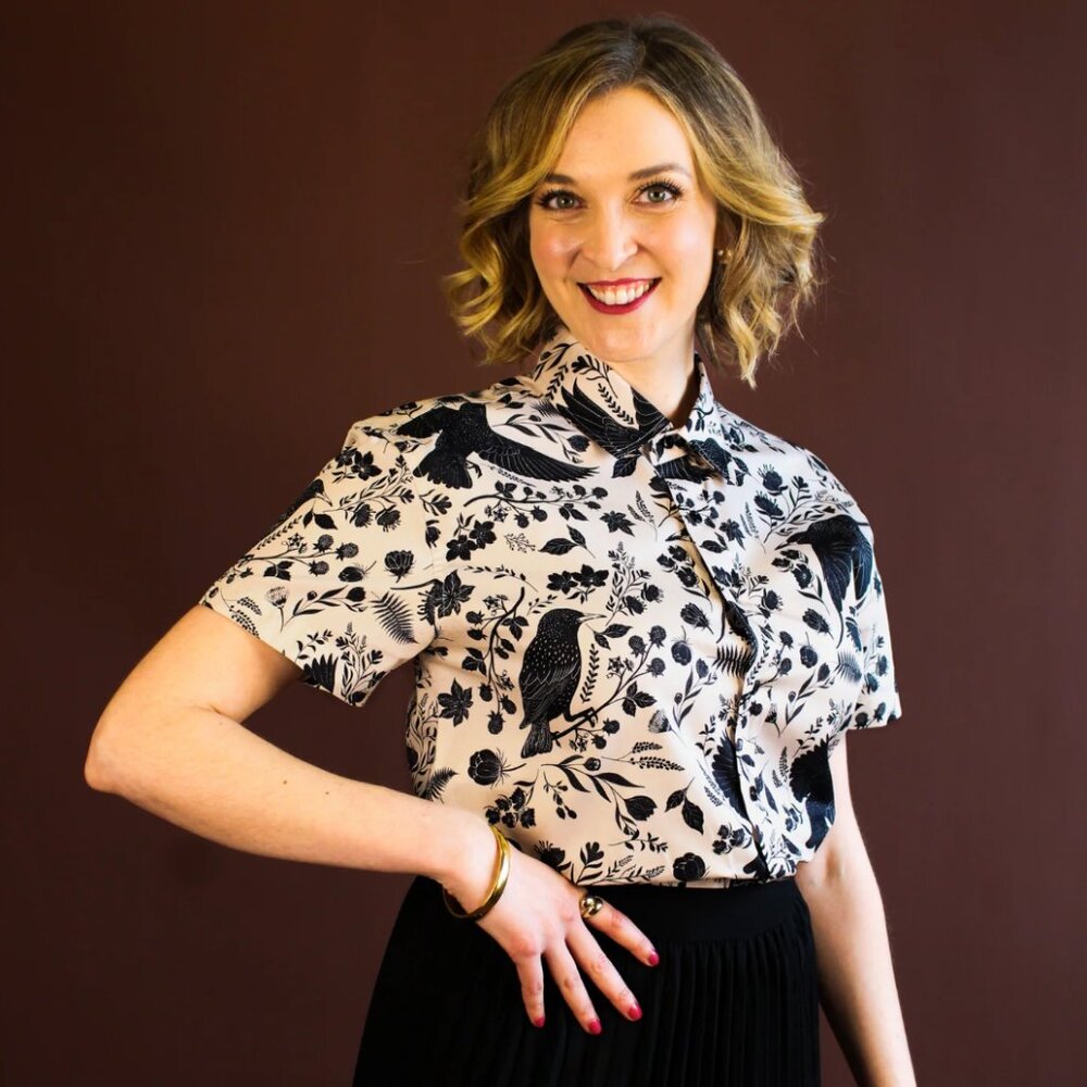 Womens Medium Hemloya Short Sleeve Button-Up with Starling Pattern